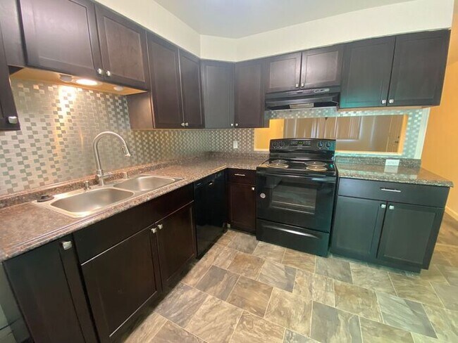Building Photo - Charming Sparks Duplex - Yard/Garage/Centr...