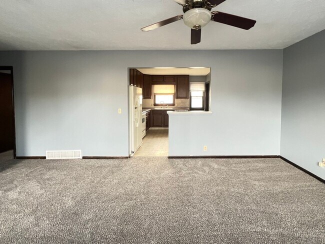 Building Photo - Beautiful walk-out ranch!