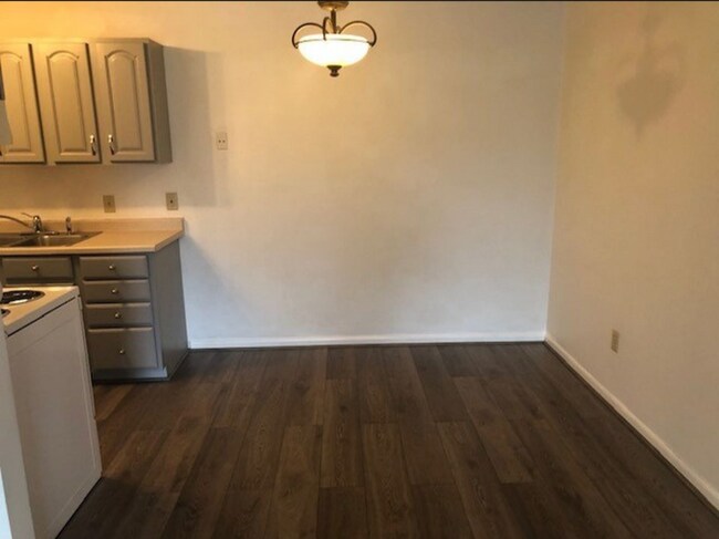 Building Photo - Roseville Apt 108
