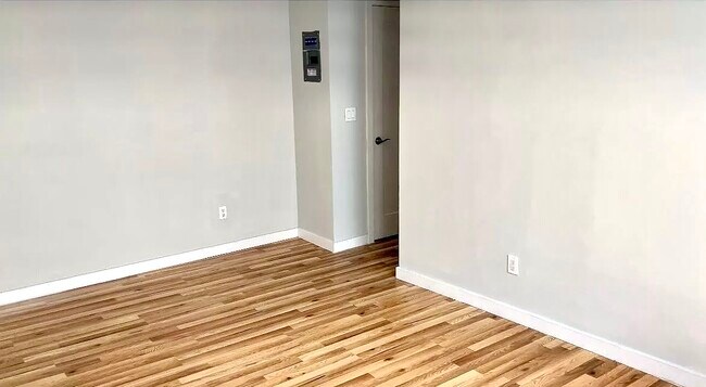 Foto del edificio - 223 E Broadway