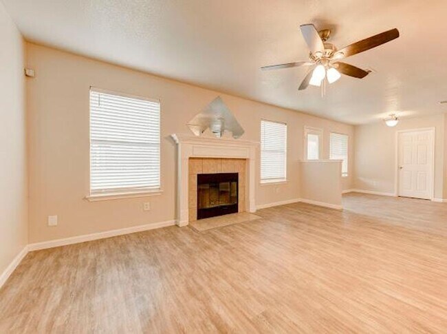 Foto del edificio - AVAILABLE NOW!