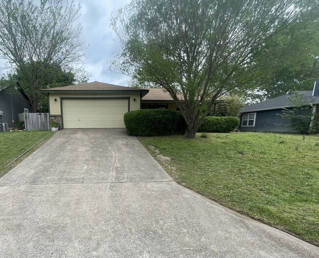 Building Photo - Located off Wedington Dr! 3 Bedroom 2 Bathroom Single Family Home!