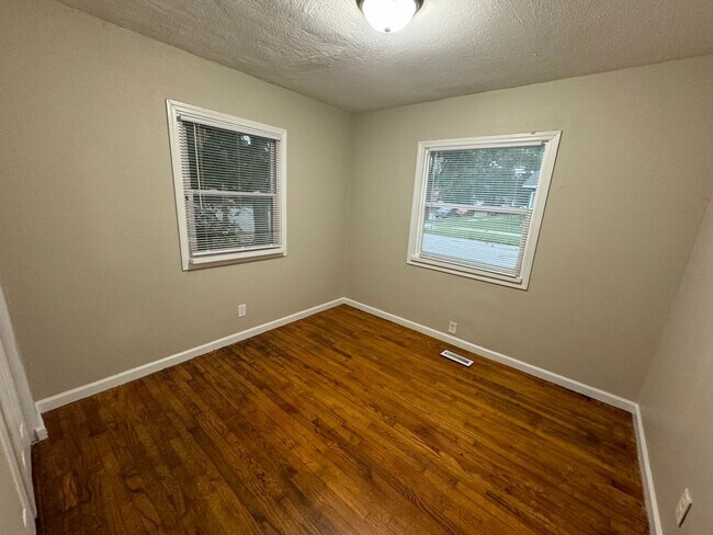 Building Photo - 3 Bedrooms, 1.5 Bath Home in South Bend IN...