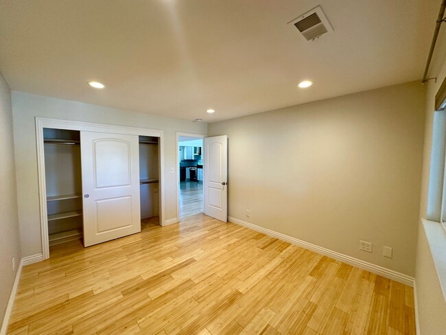 Building Photo - Lovely 3 BEDROOM 2 BATH!!