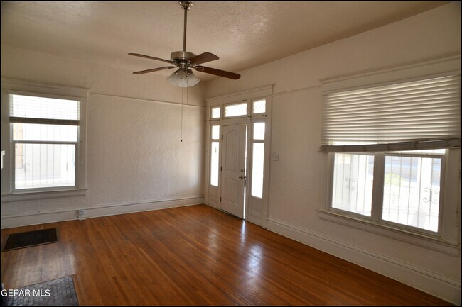 Building Photo - 521 Randolph Dr