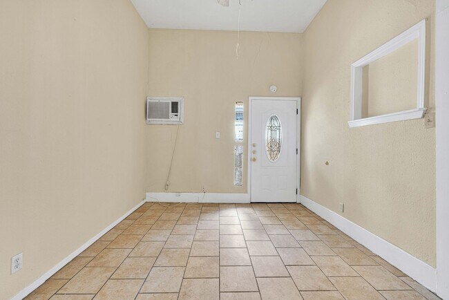 Foto del edificio - Duplex for Rent in the Heart of SA!