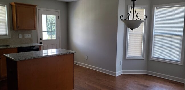 Foto del edificio - 516 Amberdale Cir W