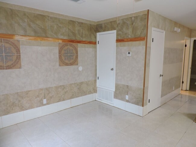 Building Photo - Convenient to interstate & shopping!