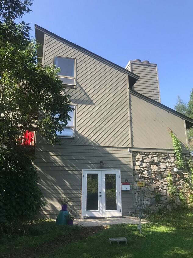 Primary Photo - Unique 1 Bedroom Apartment with All Utilit...