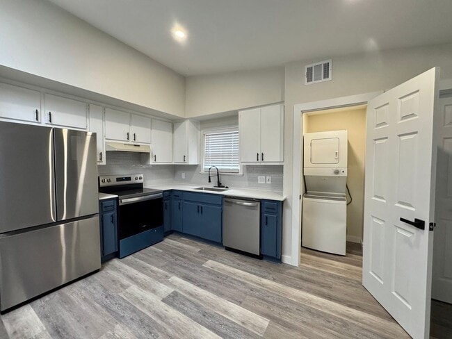 Building Photo - North Campus Charming 2 Bedroom