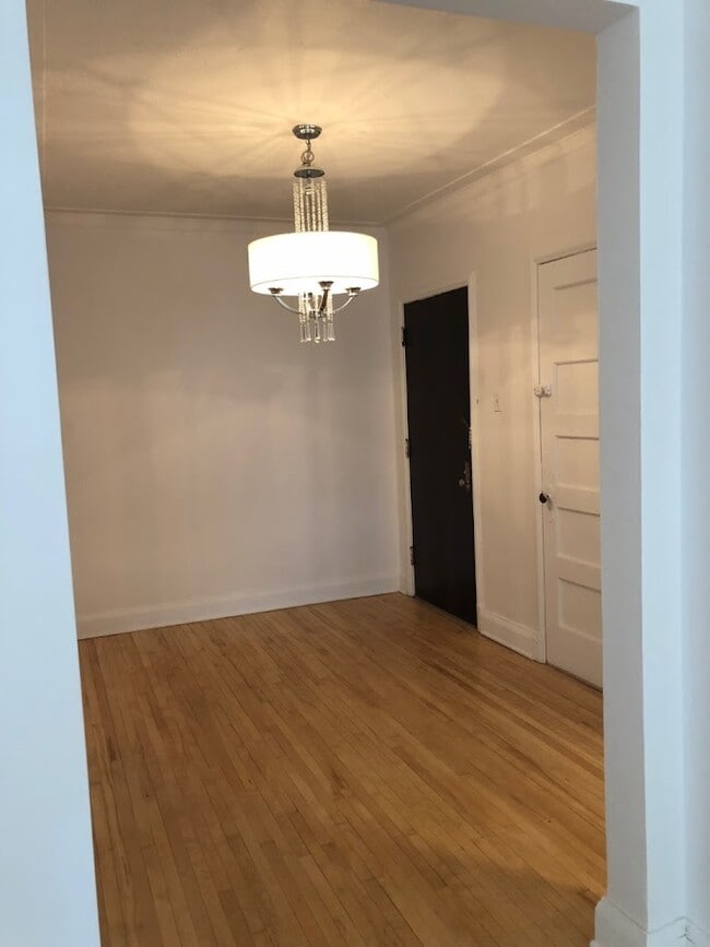 Building Photo - 5550 Av Isabella
