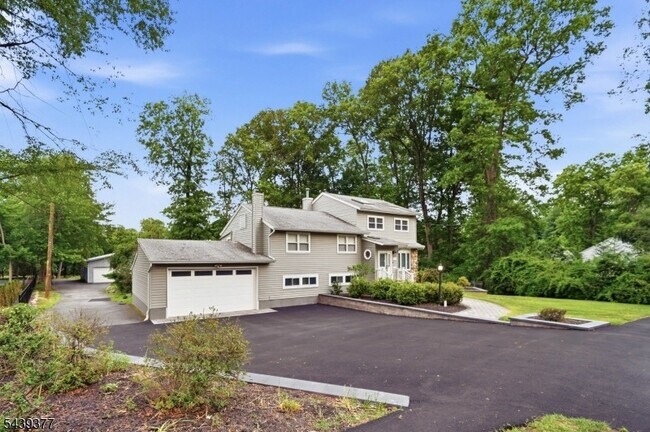 Foto del edificio - 47 Crossbrook Rd