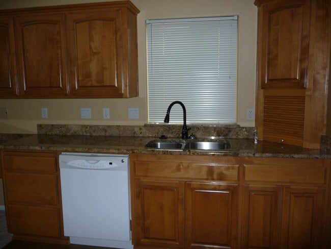 Building Photo - Spacious, West Salem Home