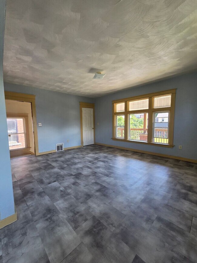 Foto del edificio - Upper 2 bedroom unit east side
