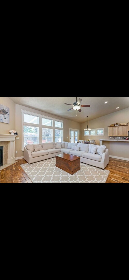 Foto del edificio - 4 Bedrooms with a large back yard