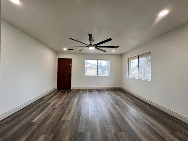 Building Photo - Riverside