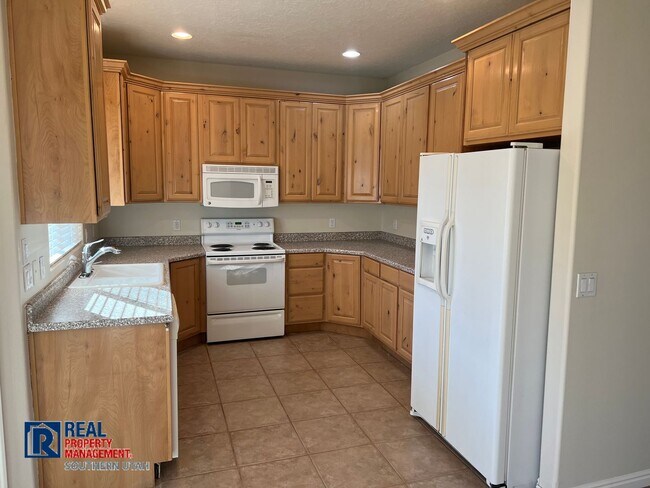 Building Photo - 3 bed 2 bath Home with LANDSCAPE MAINTENAN...