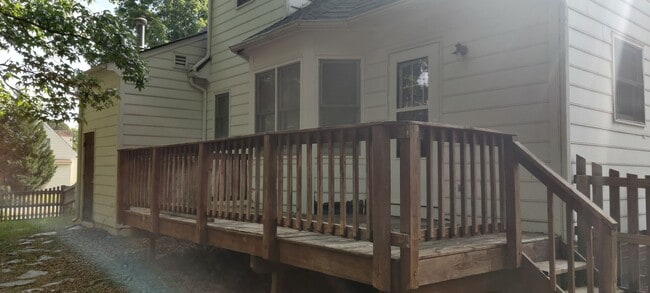 Building Photo - 3 bedroom home with fenced rear yard