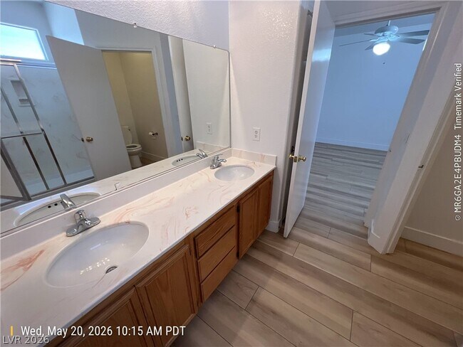 Foto del edificio - 8027 Sapphire Cove Ave