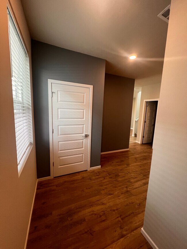 Foto del edificio - NEW LISTING!! Beautiful New 4 bed/2.5 bath + Loft in an ideal location