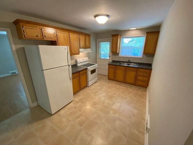 Building Photo - 512 West End Blvd-2BR/1BA-West End APT!!