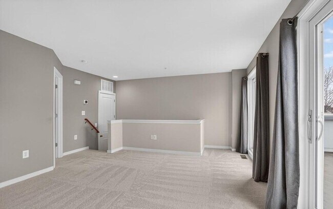 Foto del edificio - Modern 3BR Townhome with Rooftop Terrace & Garage in Old Town Commons