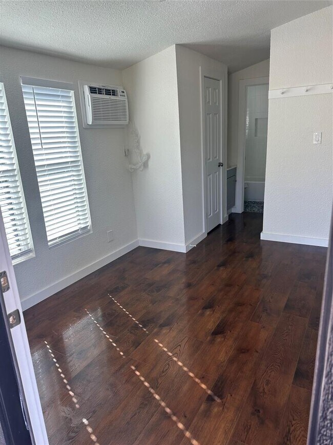 Foto del edificio - 3019 E 12th St