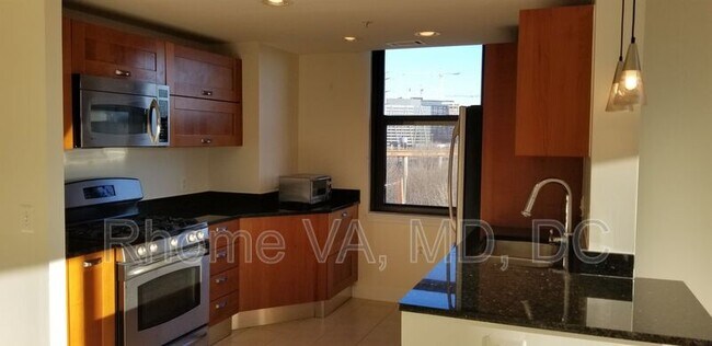 Foto del edificio - 2451 Midtown Ave