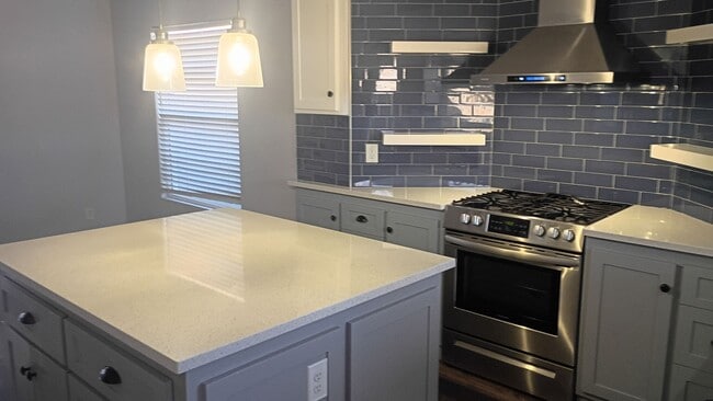 Building Photo - Charming Home