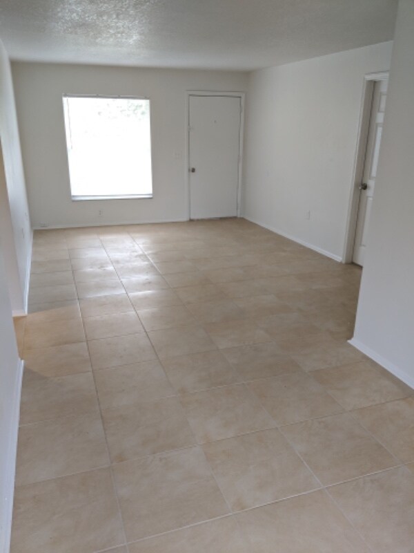 Building Photo - 4622 N Goldenrod Rd