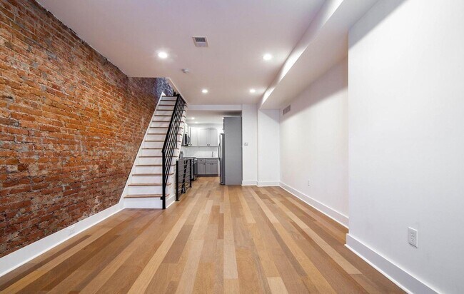 Building Photo - Unbelievable 3-Bed/2-Bath Townhouse in Gra...