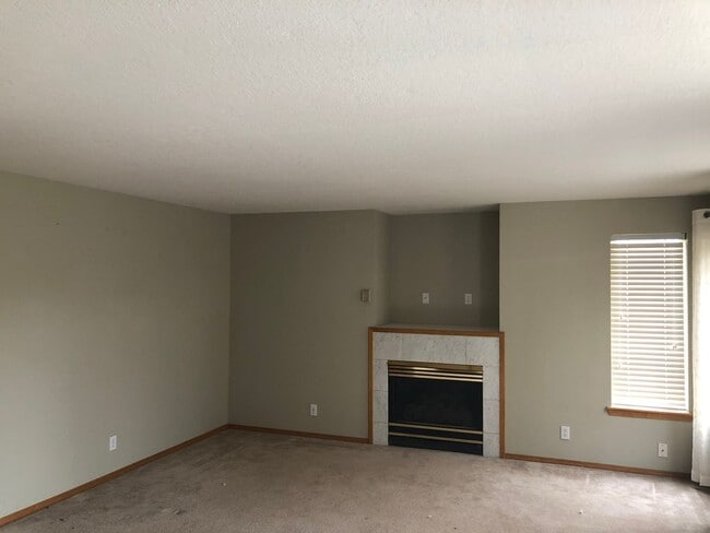Building Photo - Large 3 Bed/2.5 Bath Located in Providence Neighborhood