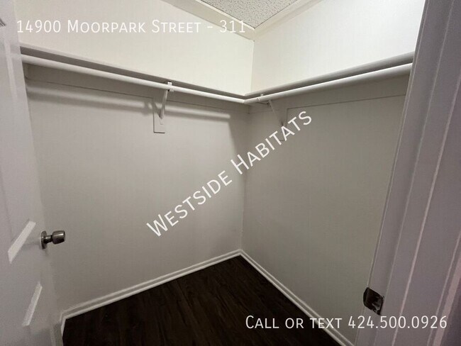 Foto del edificio - 14900 Moorpark St