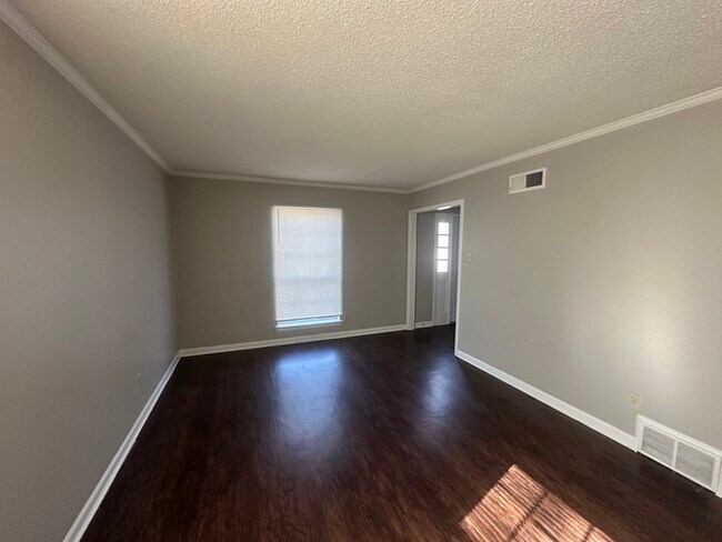 Foto del edificio - 1998 Montreat Dr