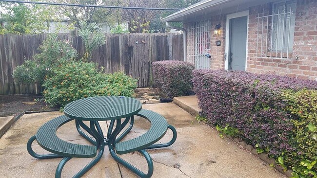 Foto del edificio - 1108 W Tri Oaks Ln