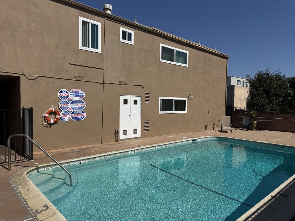 Foto del edificio - 7503 Hazeltine Ave