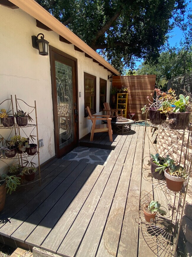 Patio 154 SqFt - 2131 Crescent Dr