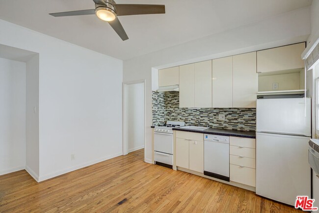 Building Photo - 963 N Doheny Dr