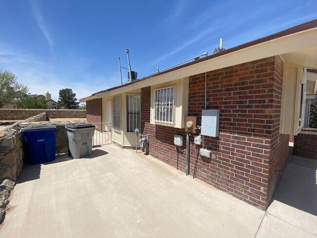 Building Photo - EASTSIDE DUPLEX FOR RENT