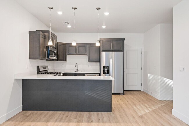 Building Photo - Beautiful 4 bedroom, 3.5 bathroom twin home in St George!