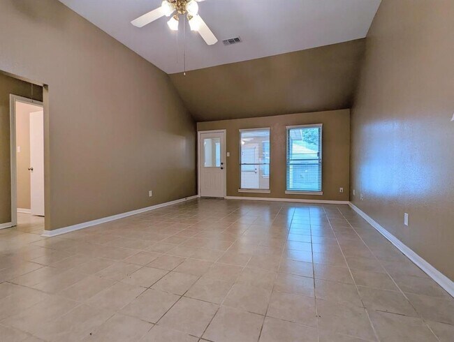 Foto del edificio - 3815 Maple Dr