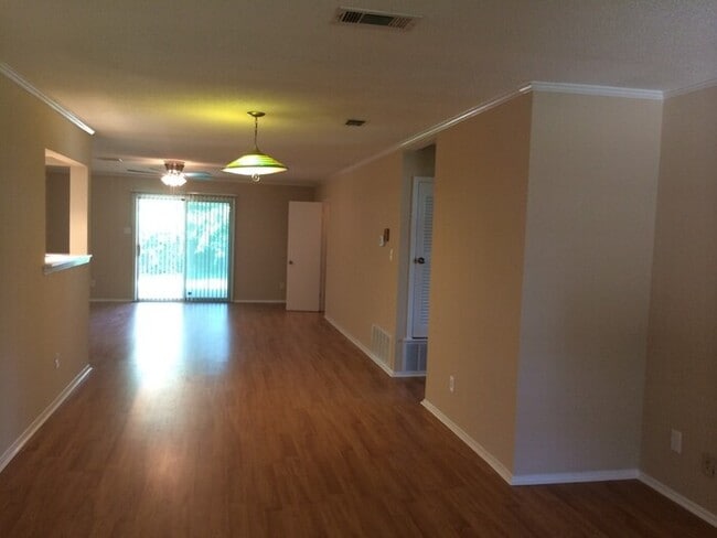 Building Photo - EAST SIDE CHARMER!