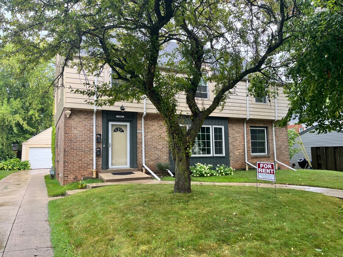 Foto principal - 3948 N Downer Ave