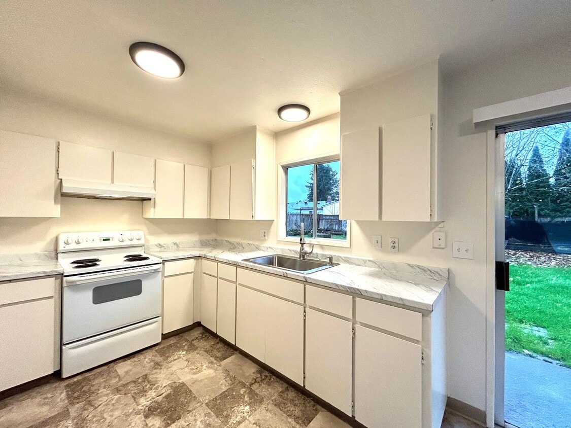 Freshly Updated 3-Bedroom Home with Spacious Backyard and Garage - Freshly Updated 3-Bedroom Home with Spacious Backyard and Garage