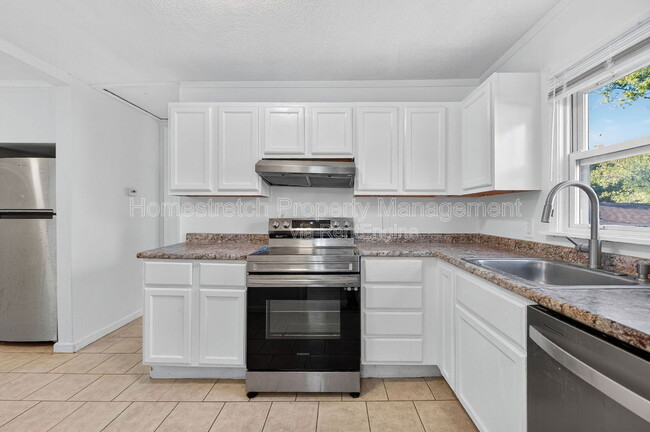 Foto del edificio - 6166 Emerald Ave