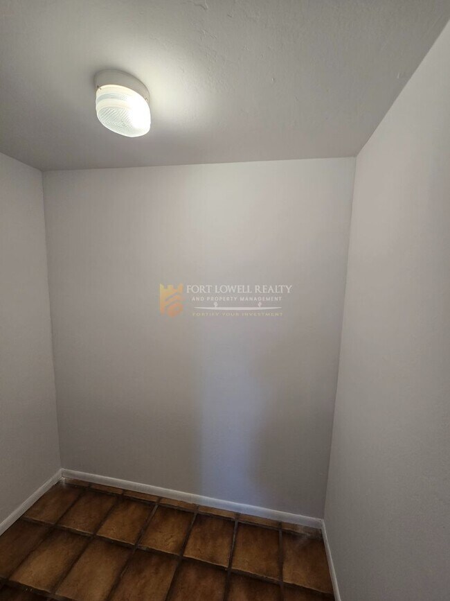 Building Photo - Vintage 3 Bedroom, 2 Bath Home with all the Modern Conveniences!