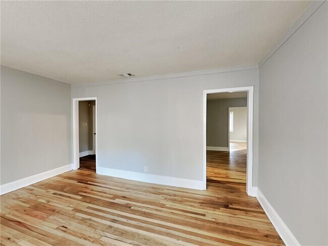 Building Photo - 450 Westmeath Dr SW