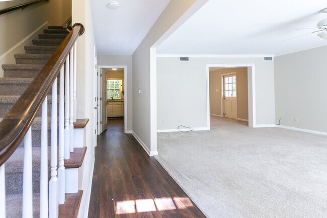 Building Photo - Charming 2 Bedroom 2.5 Bathroom Condo in t...