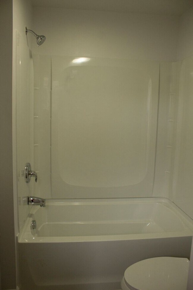 Foto del edificio - 3 Bedroom Available NOW