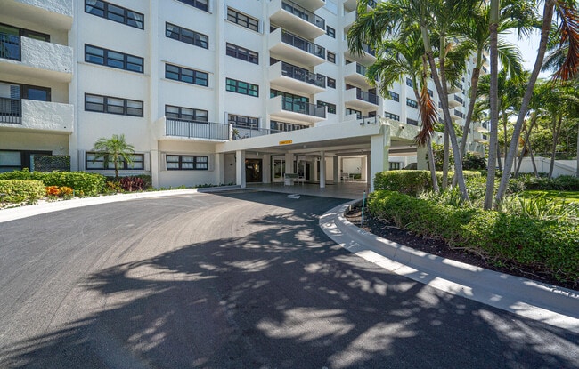 Building Photo - 3200 Port Royale Dr N